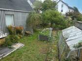 Garten mit Hochbeet und Gewächshaus - 