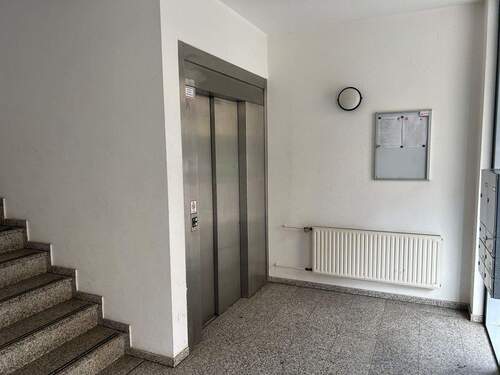 Hausflur - Etagenwohnung mit 62,10 m&sup2; in Leipzig zur Miete