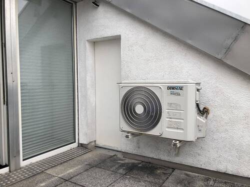 Terrasse mit Abstellkammer und Klimagerät - 