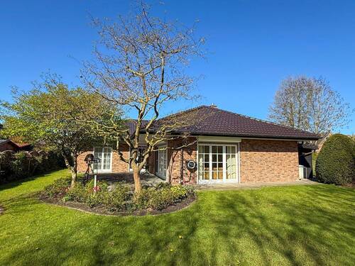 Rückwärtige Hausansicht - Ruhe, Raum und Lebensqualität - Bungalow mit liebevoll angelegtem Garten