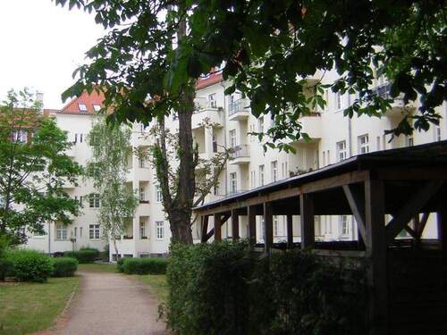 Gartenseite mit Balkone.JPG - Sonnige 2-Zi-Balkonwhg, Altbau, 3. OG, 2 gleichgr. Zimmer + große Küche