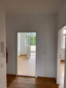 Blick v. Flur in die Küche mit Balkon.jpeg - 