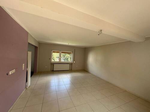 EFH Wohnzimmer - Investieren mit Weitblick: 3 vermietete Wohneinheiten plus Nachbarhaus im Angebot in FB-Fauerbach