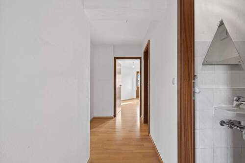 Flur - Richtung Schlafzimmer - 