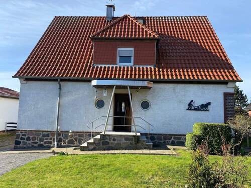 Seitenansicht, Hauseingang - 7 Zimmer Einfamilienhaus zum Kaufen in Penzlin