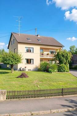 Außenbild neu - (KI generiert) - Solides Mehrfamilienhaus mit 3 Wohneinheiten mit Potenzial