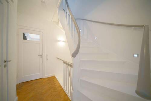 Treppenhaus Flur OG zum DG - 