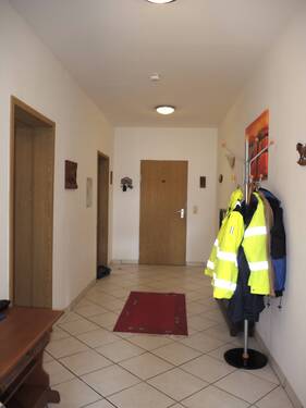 Flur/Blickrichtung Eingangsbereich - 