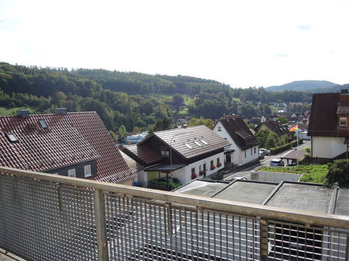 Balkonblick - Schön geschnittene, top gepflegte 3-Zimmer Eigentumswohnung mit Balkon und PKW-Stellplatz in Bad Brückenau zu verkaufen