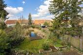Ausblick aus dem 1. Obergeschoss auf den Garten mit Schwimmteich - 