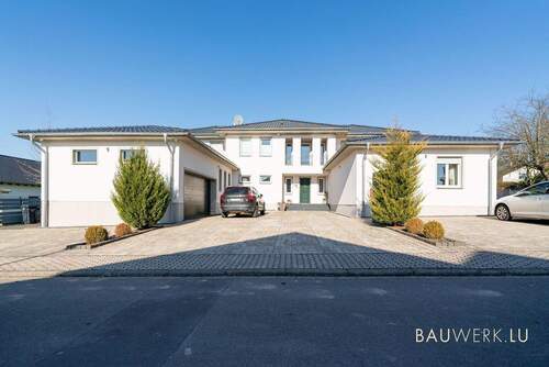 Hausfront - Traumfamilien Anwesen - 995.000,00&nbsp;EUR Kaufpreis, ca.&nbsp; 395,00&nbsp;m&sup2;&nbsp;Wohnfl&auml;che