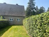 Vorgarten mit Blick auf das Haus - Grundstück mit kleinem vollständig entkerntem Siedlungshaus im Bestand bei Stralsund nahe Ostsee