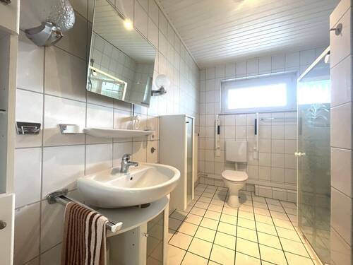 Badezimmer- Einliegerwohnung - 