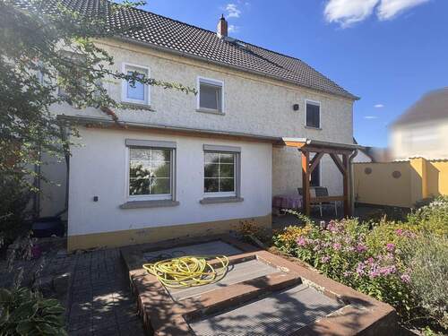 Wohnhaus - Charmantes Einfamilienhaus mit Innenhof, Doppelgarage und Ausbaupotenzial in ruhiger Lage von Eggersdorf