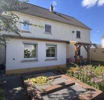 Charmantes Einfamilienhaus mit Innenhof, Doppelgarage und Ausbaupotenzial in ruhiger Lage von Eggersdorf