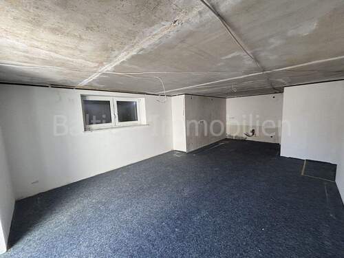 Wohnzimmer mit Küchennische - Etagenwohnung mit 79,40 m&sup2; in Neustadt zum Kaufen