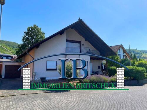 Immobilien_Britschuk.jpg - Besonders feine Lage, zweite Baureihe am Rhein.