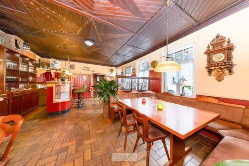 Gaststube - 7 Zimmer Mehrfamilienhaus, Wohnhaus in Uelzen / Westerweyhe