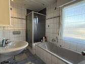 Badezimmer mit Dusche und Badewanne - 