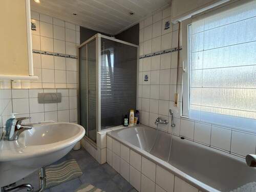 Badezimmer mit Dusche und Badewanne - 
