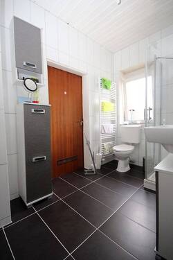 Das Badezimmer.JPG - 7 Zimmer Mehrfamilienhaus, Wohnhaus in Mayen