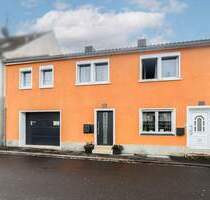 Charmantes Reihenmittelhaus mit Gartenhaus, Garage & flexibler Nutzung - Albertshofen