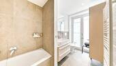 Helles, modernes Bad mit Badewanne - 