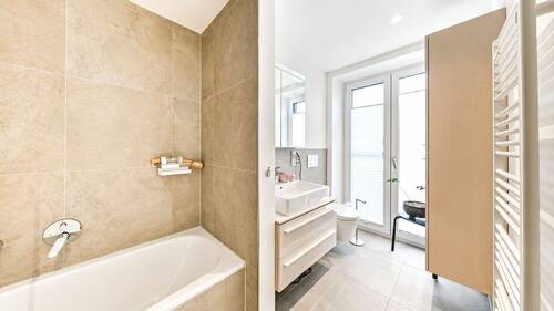 Helles, modernes Bad mit Badewanne - 