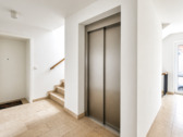 Barrierearmer Zugang mit modernem Aufzug - 