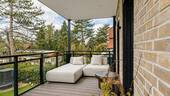 Sonniger Balkon mit Blick ins Grüne - 
