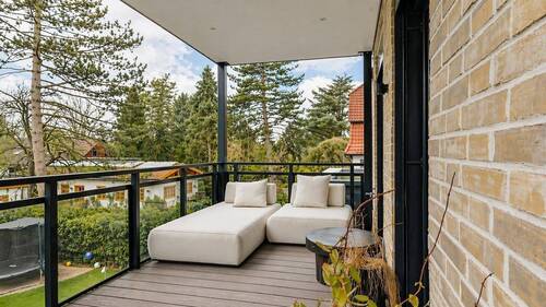 Sonniger Balkon mit Blick ins Grüne - 