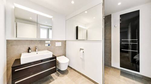 Schlichte Eleganz - modernes Duschbad mit hochwertiger Ausstattung - 