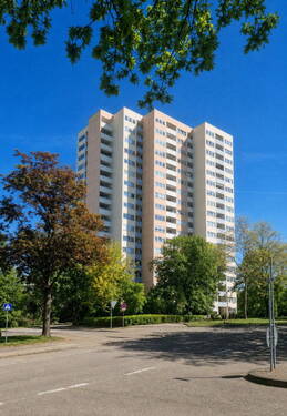 Hausansicht - Traumaussicht! Helle 4-Zimmer-Wohnung - ab sofort verfügbar!