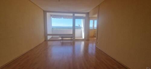 Wohnzimmer mit Balkon - 4 Zimmer Etagenwohnung in Bietigheim-Bissingen