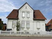 Straßenansicht .jpeg - Zweifamilienhaus mit schönem Grundstück, Doppelgarage