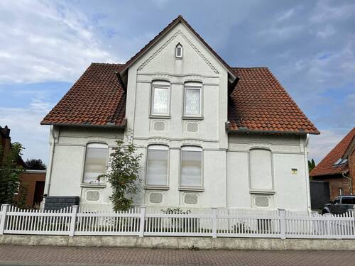 Straßenansicht .jpeg - Zweifamilienhaus mit schönem Grundstück, Doppelgarage