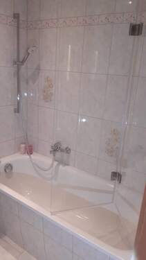 Wannenbad mit Glasduschabtrennung - 