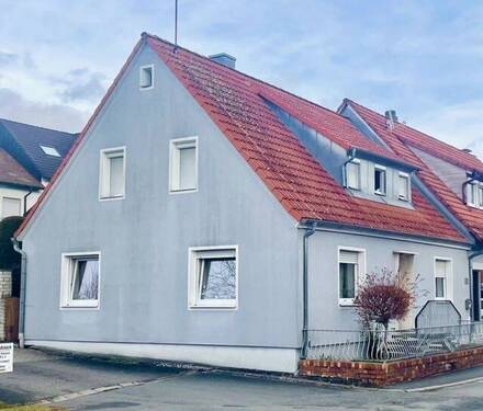 Außenansicht - Nachbarhaus - Oben wohnen - unten Geschäft-Hobbyraum-Spielzimmer?