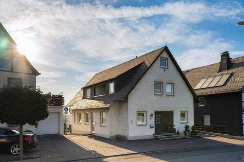 Haus Frontansicht - 7 Zimmer Einfamilienhaus zum Kaufen in Warstein