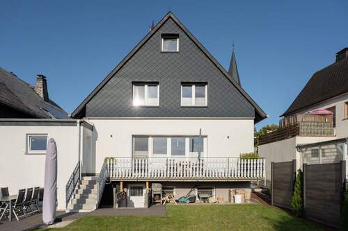 Haus Rückansicht - 7 Zimmer Einfamilienhaus in Warstein