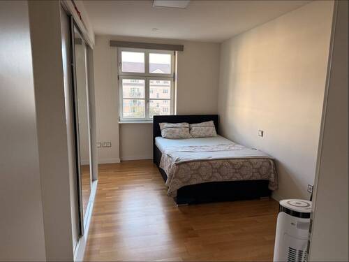 Schlafzimmer mit großzügigem Fenster - 