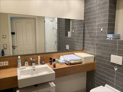 Modern ausgestattetes Bad - 