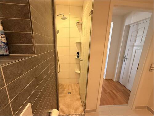 Schickes Bad mit Dusche - 