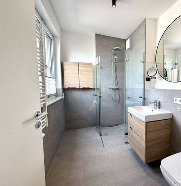 Modernes Bad mit bodengleicher Dusche - 