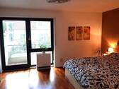Schlafzimmer mit Balkon - Großzügige und helle 2 12 Zimmer-Wohnung mit 2 Balkonen!