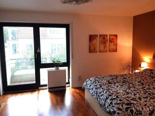 Schlafzimmer mit Balkon - Großzügige und helle 2 12 Zimmer-Wohnung mit 2 Balkonen!