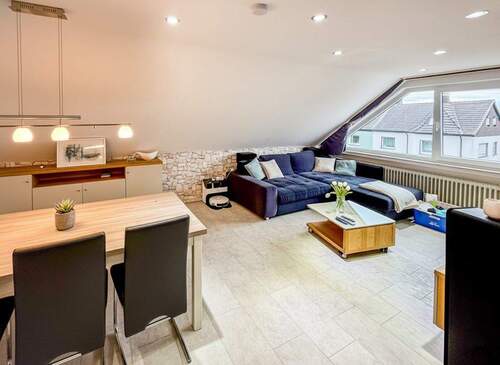 Wohnzimmer1.jpg - Privates Wohnen im Dreifamilienhaus – ideal für Singles oder Paare