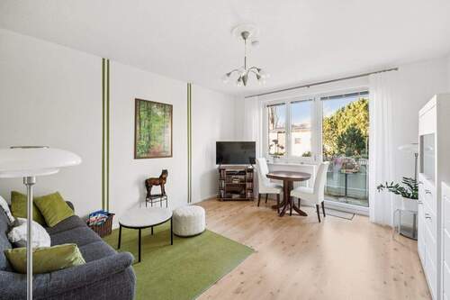 Wohnzimmer mit Balkon - 3 Zimmer Etagenwohnung zum Kaufen in Berlin