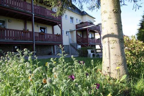 Außenansicht - Im Grünen wohnen! Geräumig geschnittene 2-Raumwohnung mit Balkon und Stellplatz!