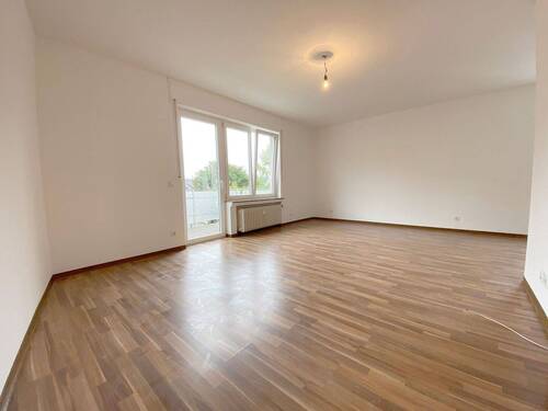 Wohnzimmer mit Balkon_01.JPG - 